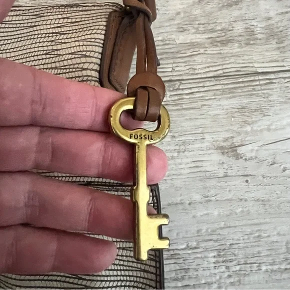 Authentic Fossil Women's Cowhide Leather Shoulder Bag w/Key Hobo Style EUC! - Picture 5 of 16